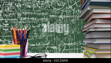 Articoli fissi della scuola e vetri contro equazioni matematiche galleggianti su sfondo verde Foto Stock