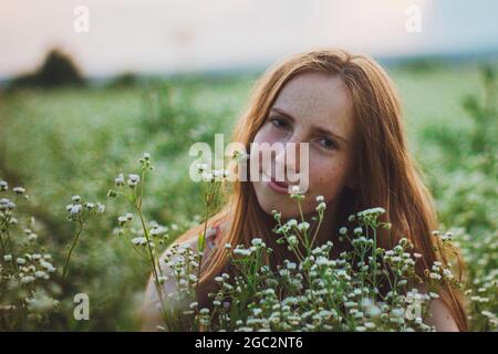 Ritratto di una ragazza in fiori bianchi Foto Stock