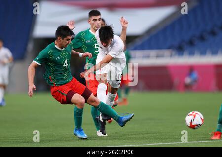 (L a R) Jesus Angulo, Johan Vasquez (MEX), Daichi Hayashi (JPN), 6 AGOSTO 2021 - Calcio/Calcio : 3° posto Match maschile tra Messico 3-1 Giappone durante i Giochi Olimpici di Tokyo 2020 al Saitama Stadium di Saitama, Giappone. (Foto di Naoki Morita/AFLO SPORT) Foto Stock