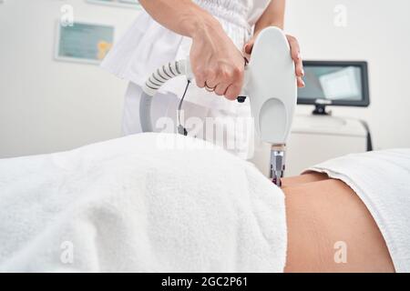 Donna professionale di bellezza con attrezzatura laser Foto Stock
