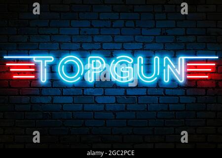 Logo Top Gun su sfondo in mattoni, luce al neon. Grafica 3D Foto Stock