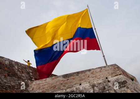 Bandiera colombiana sul Castillo de San Felipe de Barajas, Cartagena, Colombia. Foto Stock