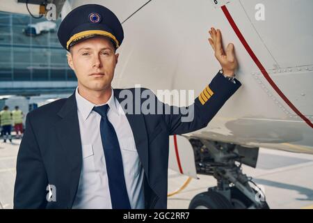 Aviatore calmo in posa per la fotocamera all'aperto Foto Stock