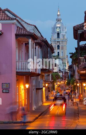 Calle de la Merced al tramonto, Cartagena, Colombia. Foto Stock