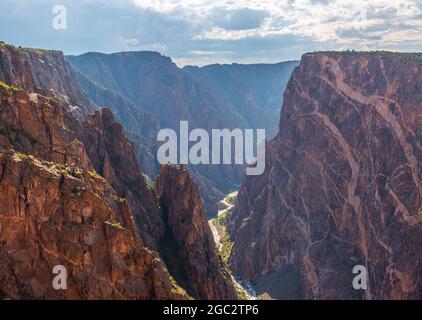 Black Canyon del Gunnison con due draghi e il fiume Gunnison che taglia la roccia nella valle, Colorado, USA. Foto Stock