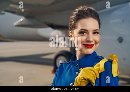 Felice giovane padrona di casa in posa per la macchina fotografica Foto Stock