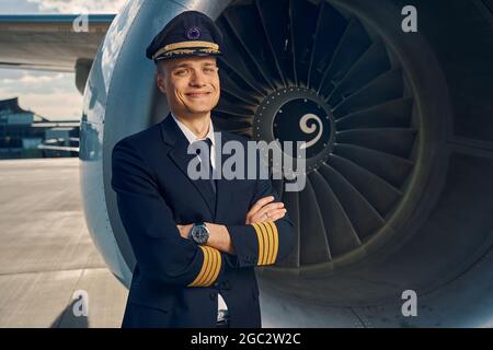 Allegro aviatore in posa per la macchina fotografica dopo il volo Foto Stock