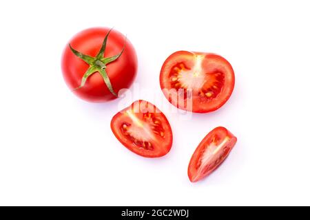 vista dall'alto di ​​tomato intero e tagliato isolato su sfondo bianco Foto Stock