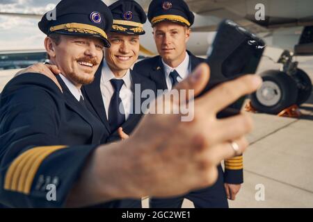 Bei aviatori che si posano insieme per la fotocamera Foto Stock