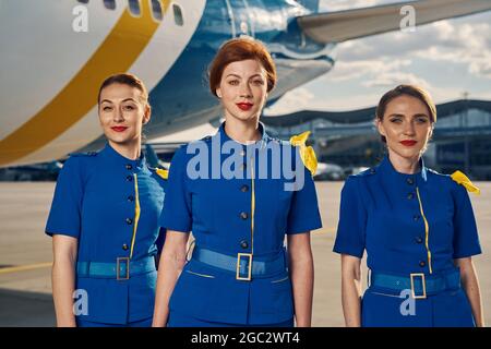 L'equipaggio femminile che si pone per la telecamera all'esterno Foto Stock