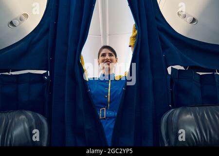 Separazione delle zone passeggeri nella cabina dell'aeromobile Foto Stock