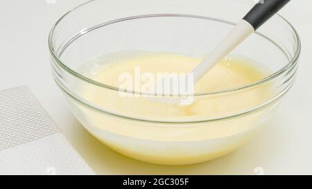 Preparare la torta in un recipiente di vetro. Processo di cottura passo dopo passo, ricetta Foto Stock