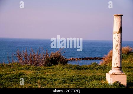 Anzio, Italia a sud di Roma, dove i resti di Villa di Nerone sono visibili lungo la costa mediterranea. Foto Stock