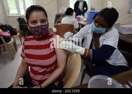 Prayagraj. 6 agosto 2021. Una donna riceve una dose di vaccino COVID-19 nel distretto di Prayagraj, nello stato settentrionale dell'India, Uttar Pradesh, 6 agosto 2021. Credit: Sr/Xinhua/Alamy Live News Foto Stock