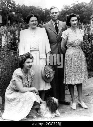 Sua Maestà, Regina Elisabetta, la Regina Madre con Re Giorgio VI e le loro figlie Principessa Elisabetta e Principessa Margaret Windsor - 1946 Foto Stock