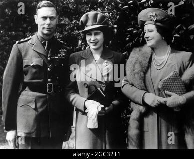 Regina Elisabetta, la Regina Madre (destra) con suo marito, Re Giorgio VI (sinistra) e la loro figlia, Principessa Elisabetta (Regina Elisabetta II). Aprile 1944 Foto Stock