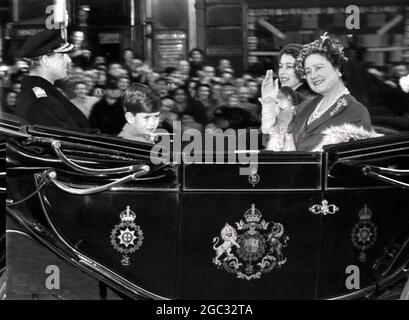 Un caldo benvenuto a casa della Regina Madre, che è visto accompagnato dalla Regina, il Duca di Edimburgo, il Principe Carlo e la Principessa di Vs Anne, mentre hanno guidato attraverso Whitehal dalla Stazione di Waterloo alla Casa di Clarence 24 novembre 1954 Foto Stock