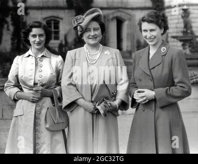 Regina Elisabetta, la Regina Madre (al centro) con le sue figlie, la Principessa Elisabetta (Regina Elisabetta II) (a destra) e la Principessa Margherita di fronte al Castello Balmoral. Scozia - 20 agosto 1951 Foto Stock