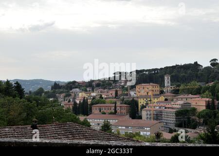 Vista panoramica di vecchie case in una città con un bosco sul retro.Vista panoramica Case medievali a Perugia città dell'Umbria nel centro Italia, Europa Foto Stock