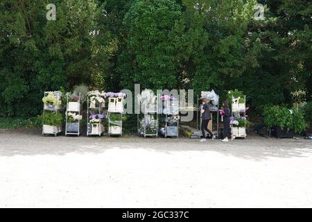 Arrangiatori floreali da Veevers carter spostare i fiori fuori di una chiesa in Hampshire, che si ritiene essere il luogo per il matrimonio di Anthony McPartlin a Anne-Marie Corbett. ANT è una metà del duo di intrattenimento ANT e Dic. Data immagine: Venerdì 6 agosto 2021. Foto Stock