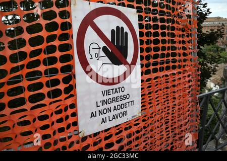 Il segno indica un'informazione che ' è vietato l'ingresso a non professionisti'. In italiano :' vietato l'espresso ai non addetti al lavori' Foto Stock