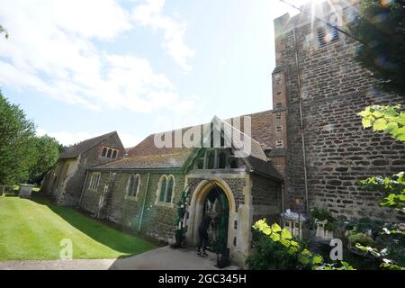 Arrangiatori floreali da Veevers carter spostare i fiori fuori di una chiesa in Hampshire, che si ritiene essere il luogo per il matrimonio di Anthony McPartlin a Anne-Marie Corbett. ANT è una metà del duo di intrattenimento ANT e Dic. Data immagine: Venerdì 6 agosto 2021. Foto Stock