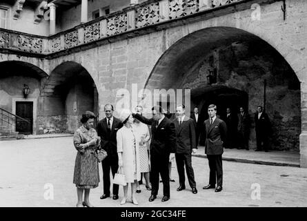 Regina Elisabetta II (centro) e HRH Duca di Edimburgo (seconda a sinistra) Ascoltate il Principe Kraft di Hohenlohe-Langenburg (indicando) mentre la coppia reale visita il Castello di Langenburg. A sinistra si trova la Principessa Margarita, sorella del Duca. Dietro la principessa Beatrice di Hohenlohe-Langenburg. A destra, il principe Albrecht (nascosto) e il principe Rupprecht. 24 maggio 1965 Foto Stock