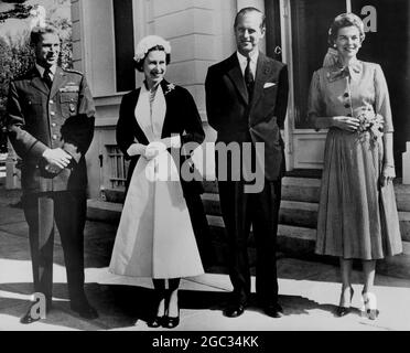 La regina visita il generale Norstad HM la regina e il principe Filippo continuando la loro visita di Stato a Parigi hanno visitato la casa privata del generale e la signora Norstad. Il generale Norstad è il comandante supremo delle forze alleate in Europa. Foto: l-r, il generale Norstad, HM la regina, il principe Filippo e la signora Norstad hanno ritratto nel giardino della loro casa durante la visita reale. 11 aprile 1957 Foto Stock