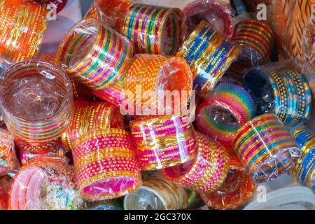 I bangles colorati per le donne indiane del Bengala, essendo venduti alle strade di Kolkata , Bengala Occidentale, India Foto Stock