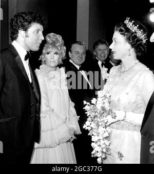 Tom Jones, pop star di origine gallese, parla con sua Maestà la Regina prima dello spettacolo Special Royal della scorsa notte al London Palladium. L'esecuzione è stata effettuata in aiuto del British Olympic Appeal Fund. Anche nella foto, guardando sopra sono pop cantante Dusty Springfield, attore Patrick Wymark e sosia Danny la Rue - 14 maggio 1968 Foto Stock