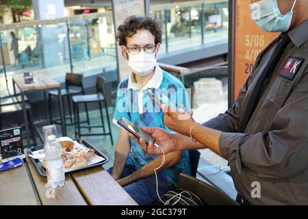 Controllo positivo del pass verde sullo smartphone, richiesto per i tavoli al coperto nei ristoranti e nei bar. Torino - Agosto 2021 Foto Stock