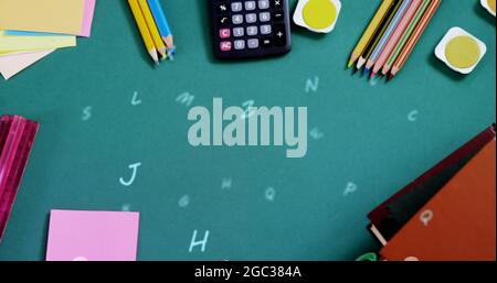 Composizione digitale di alfabeti multipli che galleggiano contro le attrezzature stazionarie della scuola sul surf verde Foto Stock