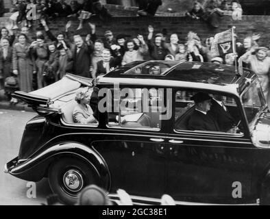 I londinesi costeggiano le strade per allietare la Regina e il Duca mentre guidano lungo Victoria Park Road a Londra Est questo pomeriggio come parte della loro incoronazione guida attraverso Londra. 4 Giugno 1953 Foto Stock