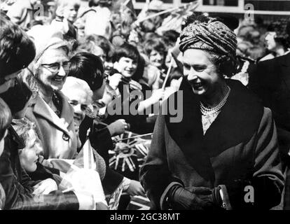 La Regina Elisabetta II incontra la gente durante una passeggiata a Glasgow il primo giorno della sua visita al Giubileo d'Argento in Scozia, 1977. Foto Stock