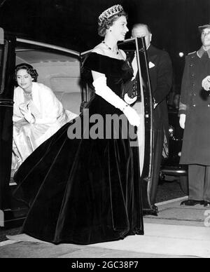 HM la Regina partecipa al Royal Film Performance presso l'Empire Leicester Square. Il film visto dal partito reale era un britannico la battaglia del piatto di fiume 29 ottobre 1956 Foto Stock