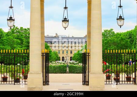 L'ingresso al giardino Jardin du Palais-Royal di Parigi, Francia Foto Stock