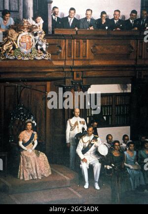 La regina Elisabetta II (Elizabeth Alexandra Mary Windsor, nata il 21 aprile 1926) in visita reale in Australia nel 1954 con il principe Filippo - parlamento d'apertura - ©TopFoto Foto Stock