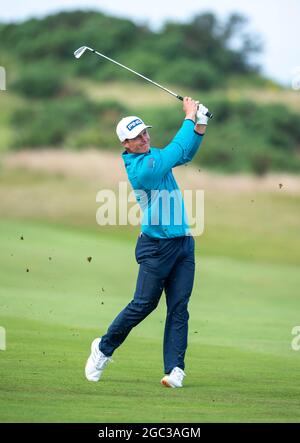 La Scotland's Calum Hill gioca il suo secondo colpo al 1° durante il secondo giorno dell'Hero Open al Fairmont St Andrews Golf Course, St Andrews. Data immagine: Venerdì 6 agosto 2021. Foto Stock