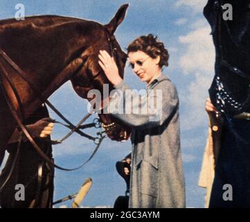 Regina Elisabetta II (Elisabetta Alexandra Mary Windsor) nata il 21 aprile 1926 - portata a cavallo a Malta - ©TopFoto Foto Stock