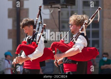 Morlaix, Francia - Luglio 18 2021: Due musicisti bretoni in costume tradizionale che suonano cornamuse. Foto Stock