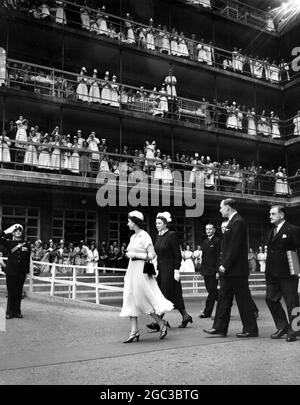 I bambini dell'ospedale ottengono la vista del balcone dei pazienti giovani della regina Elizabeth II ed i loro infermieri affollano i balconi per salutare la regina mentre lascia dopo la sua chiamata all'ospedale per i bambini malati la grande Ormond Street Londra 23 luglio 1952 Foto Stock