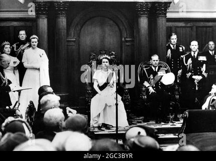 La regina Elisabetta II fa la storia come con il duca di Edimburgo al suo fianco prende il suo posto nel Consiglio legislativo della Tasmania per aprire il Parlamento di Stato a Hobart marzo 1954 Foto Stock
