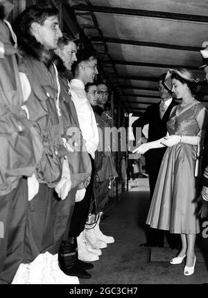 I ragazzi con stivali e giacche foderati in pelliccia hanno detto a sua Maestà la Regina Elisabetta II che sono in partenza per l'Artico con la spedizione britannica North Groenlandia Tower Pier Londra 2 luglio 1952 Foto Stock