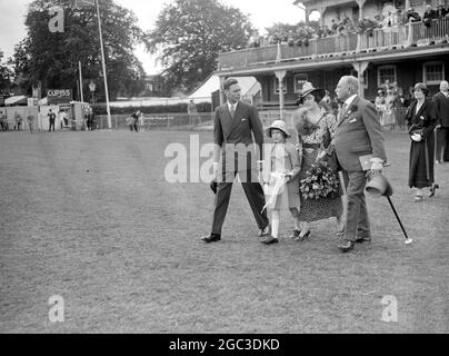 Spettacolo di cavalli a Richmond. Il Duca e la Duchessa di York e la Principessa Elisabetta . 14 giugno 1935 Foto Stock