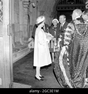 Londra: La Regina Elisabetta II della Gran Bretagna è raffigurata quando ha incontrato il cancelliere dello scacchiere James Callaghan quando ha visitato la Guildhall questo pomeriggio per le celebrazioni giubilari del comitato di risparmio nazionale. Sulla destra si trova il sindaco lord di Londra, Sir Lionel Denny. 19 maggio 1966 Foto Stock