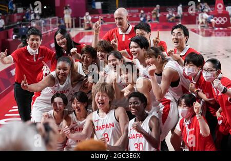 Saitama, Giappone. 6 agosto 2021. I giocatori del Giappone festeggiano dopo la semifinale femminile tra Giappone e Francia ai Giochi Olimpici di Tokyo 2020 a Saitama, Giappone, 6 agosto 2021. Credit: Meng Yongmin/Xinhua/Alamy Live News Foto Stock