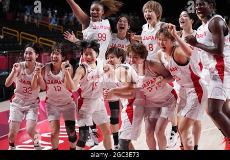 Saitama, Giappone. 6 agosto 2021. I giocatori del Giappone festeggiano dopo la semifinale femminile tra Giappone e Francia ai Giochi Olimpici di Tokyo 2020 a Saitama, Giappone, 6 agosto 2021. Credit: Meng Yongmin/Xinhua/Alamy Live News Foto Stock