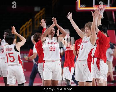 Saitama, Giappone. 6 agosto 2021. I giocatori del Giappone festeggiano dopo la semifinale femminile tra Giappone e Francia ai Giochi Olimpici di Tokyo 2020 a Saitama, Giappone, 6 agosto 2021. Credit: Meng Yongmin/Xinhua/Alamy Live News Foto Stock