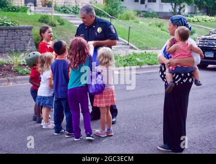 Festa nazionale di blocco notturno a St. Louis Park, Minnesota. Quartiere vario di riunione con i bambini. Foto Stock