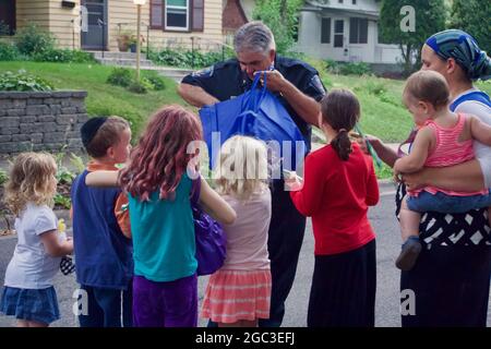 Festa nazionale di blocco notturno a St. Louis Park, Minnesota. Quartiere vario di riunione con i bambini. Foto Stock